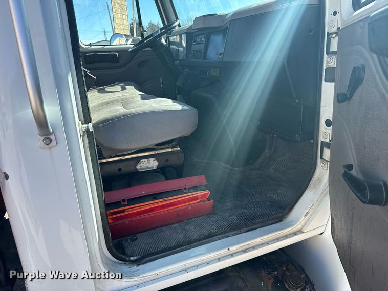 image for item NN9626 1999 International 4700 crane truck