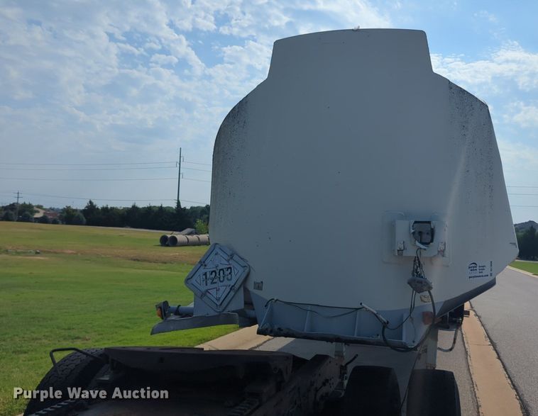 image for item DL1056 1982 J&L Tank tank trailer