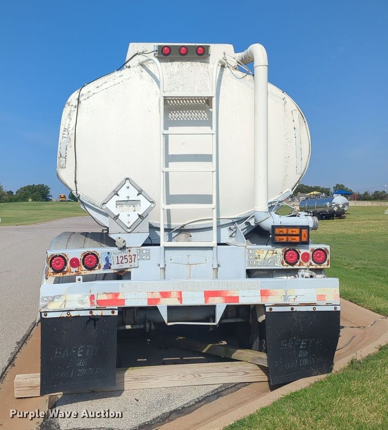 image for item DL1056 1982 J&L Tank tank trailer