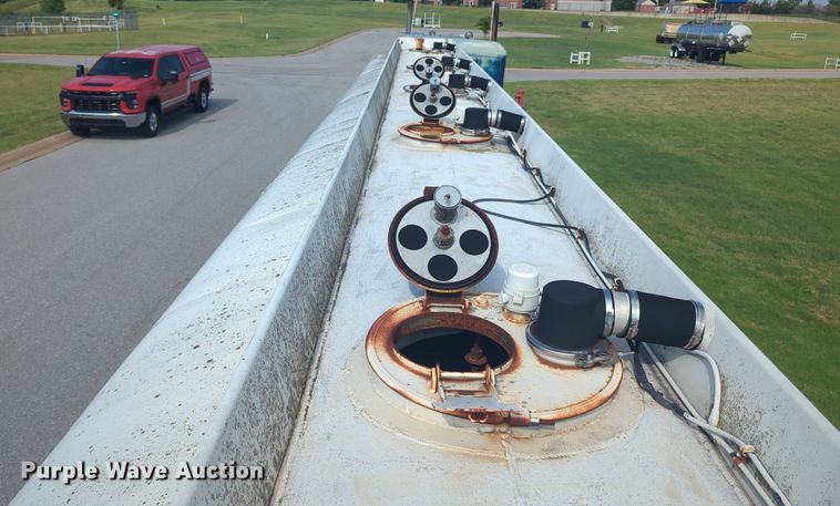 image for item DL1056 1982 J&L Tank tank trailer