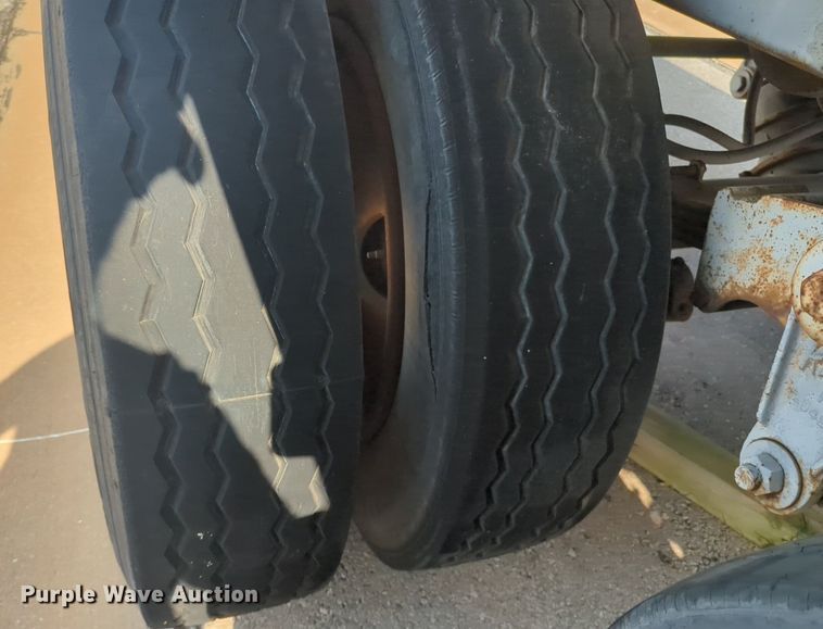 image for item DL1056 1982 J&L Tank tank trailer