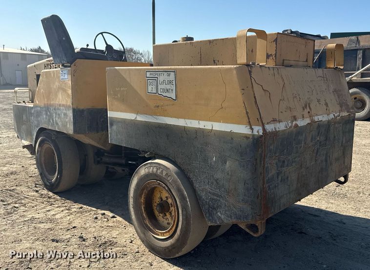 image for item DM5588 1980 Hyster C530A pneumatic roller