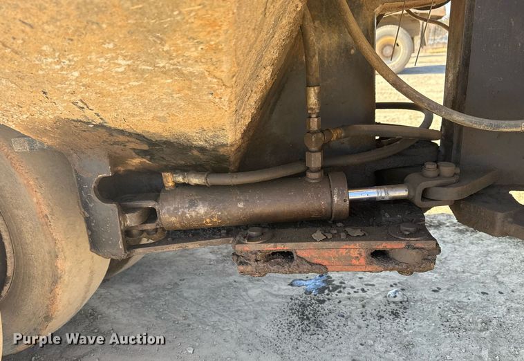 image for item DM5588 1980 Hyster C530A pneumatic roller