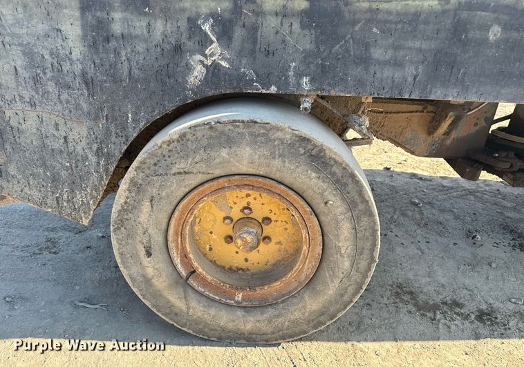 image for item DM5588 1980 Hyster C530A pneumatic roller