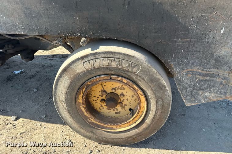 image for item DM5588 1980 Hyster C530A pneumatic roller