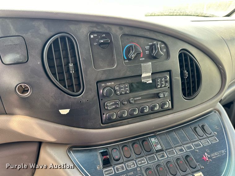 image for item DN0800 1998 Ford E450 ambulance