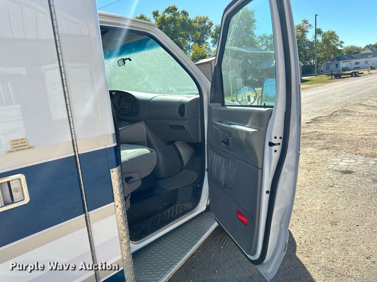 image for item DN0800 1998 Ford E450 ambulance