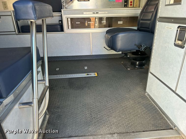 image for item DN0800 1998 Ford E450 ambulance