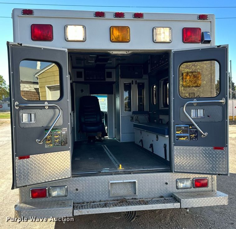 image for item DN0800 1998 Ford E450 ambulance