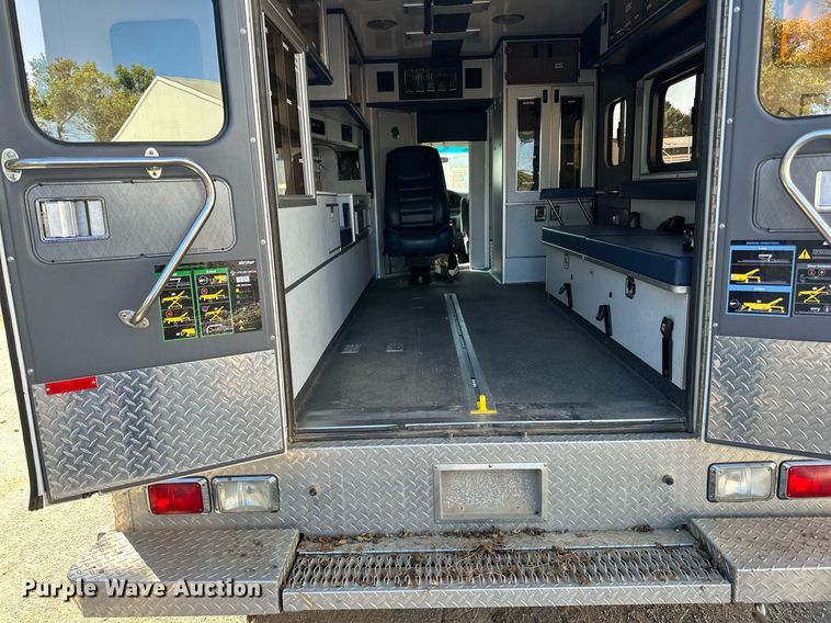 image for item DN0800 1998 Ford E450 ambulance