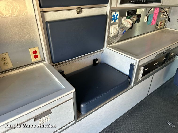 image for item DN0800 1998 Ford E450 ambulance