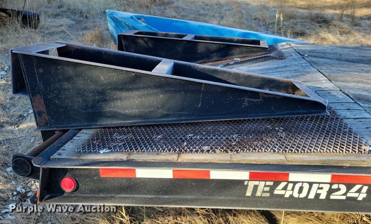 image for item DN3689 2003 Dakota Manufacturing Trail- Eze TE40R24 equipment trailer