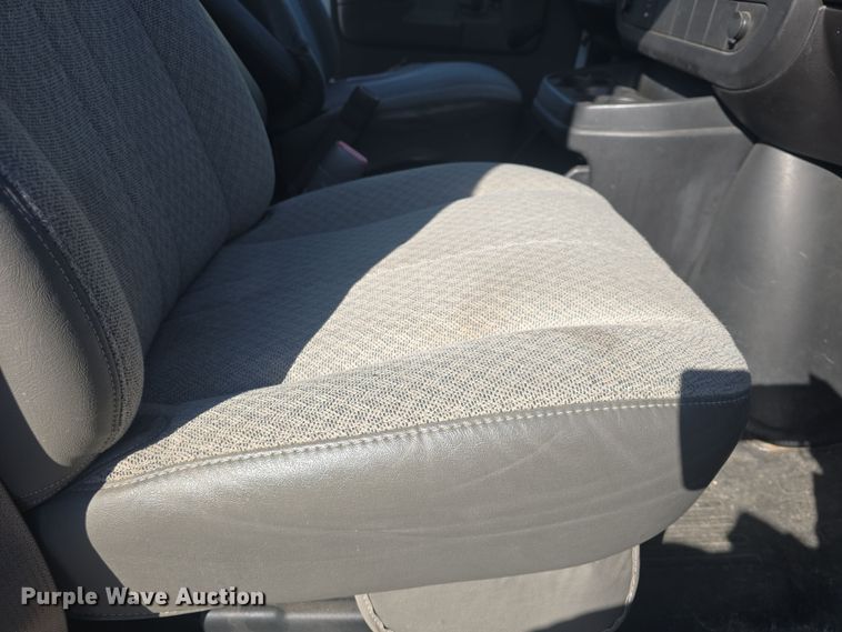 image for item DO7809 2012 Chevrolet Express 3500 box truck