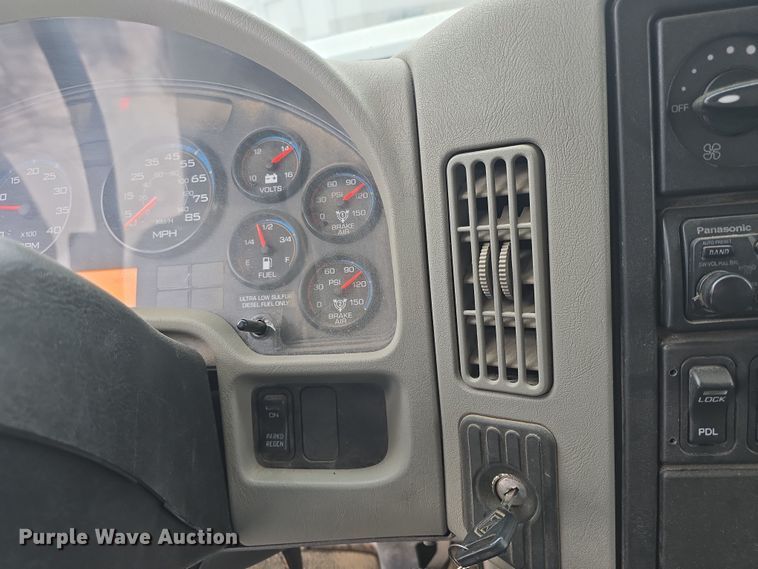 image for item DO7817 2008 International WorkStar 7400 dump truck