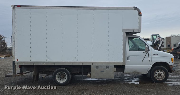 image for item DO7825 2001 Ford E450 Super Duty box truck