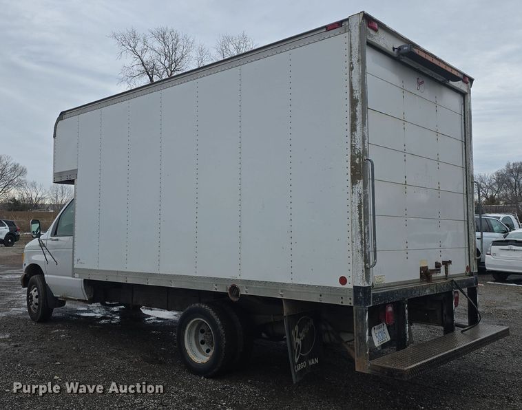 image for item DO7825 2001 Ford E450 Super Duty box truck