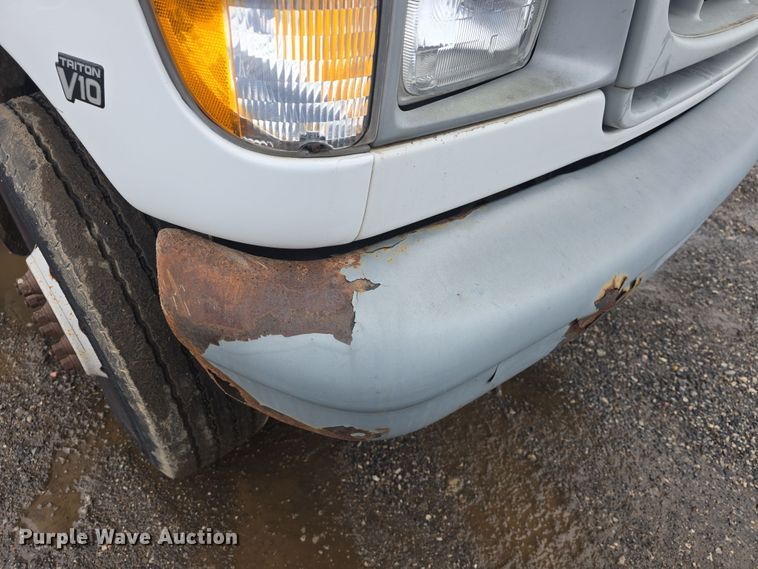 image for item DO7825 2001 Ford E450 Super Duty box truck