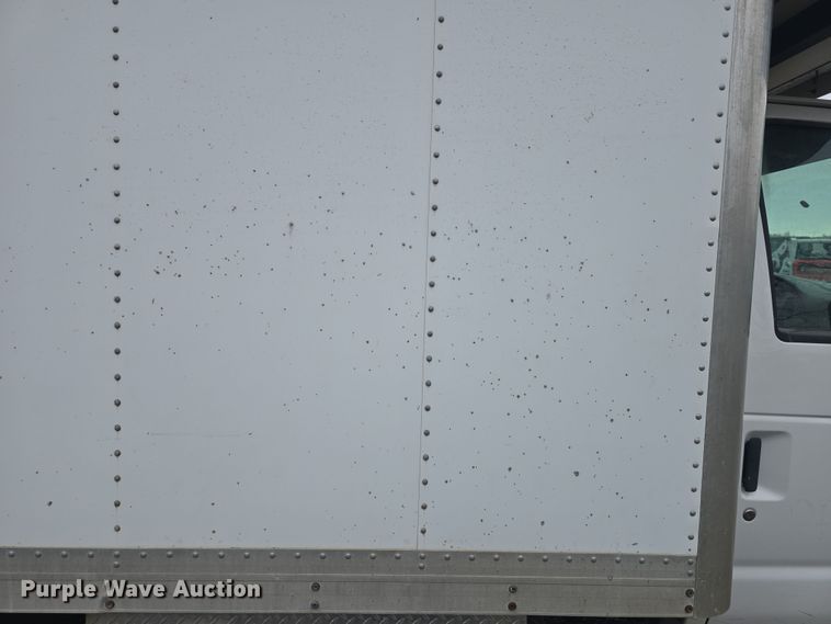 image for item DO7825 2001 Ford E450 Super Duty box truck