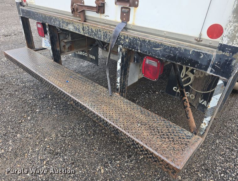 image for item DO7825 2001 Ford E450 Super Duty box truck