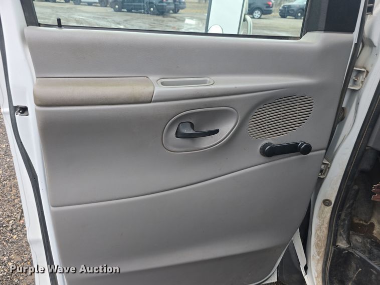 image for item DO7825 2001 Ford E450 Super Duty box truck