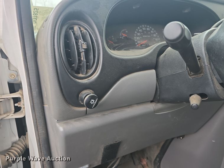 image for item DO7825 2001 Ford E450 Super Duty box truck