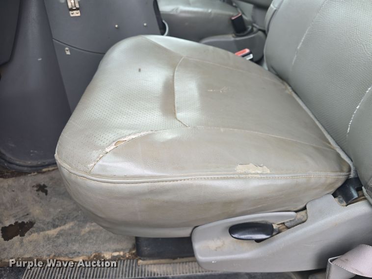 image for item DO7825 2001 Ford E450 Super Duty box truck