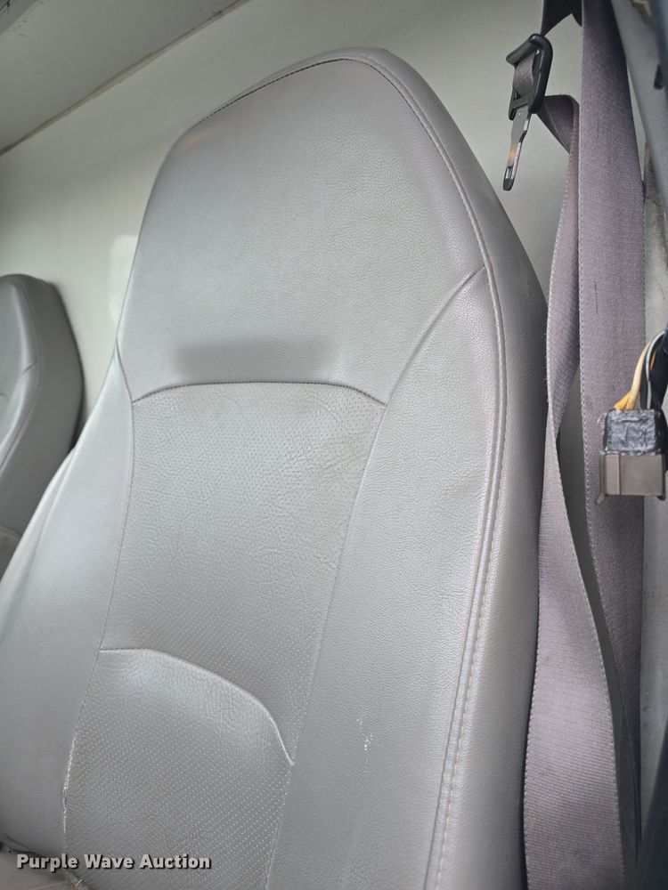 image for item DO7825 2001 Ford E450 Super Duty box truck