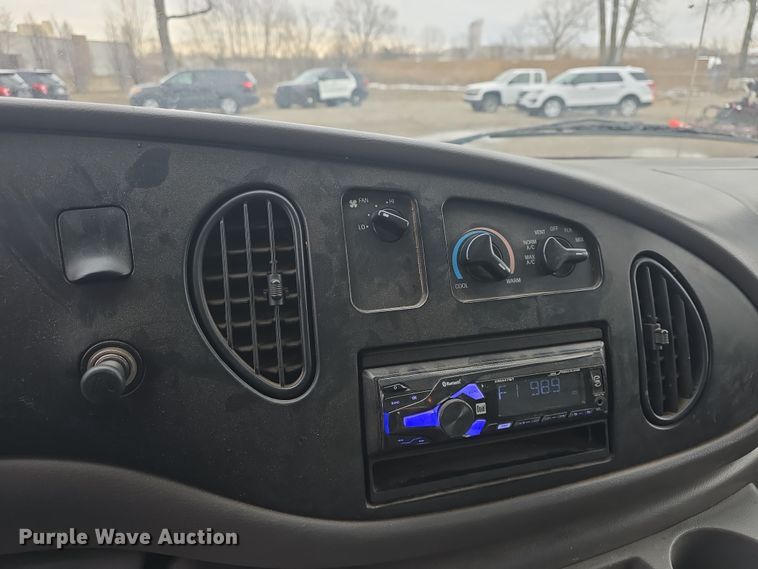 image for item DO7825 2001 Ford E450 Super Duty box truck