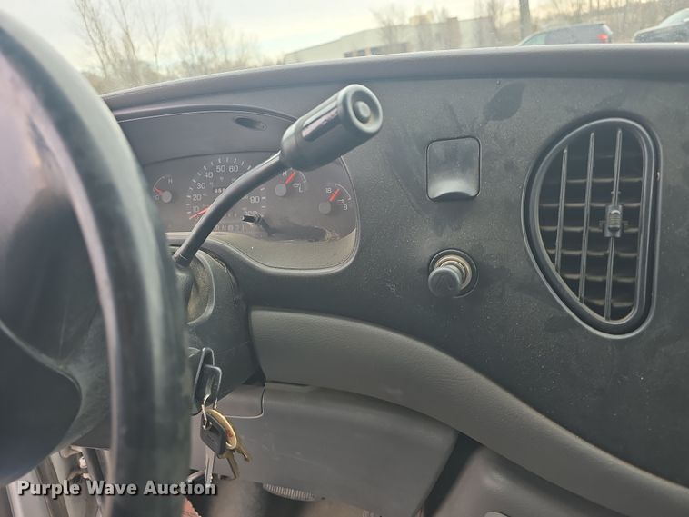 image for item DO7825 2001 Ford E450 Super Duty box truck