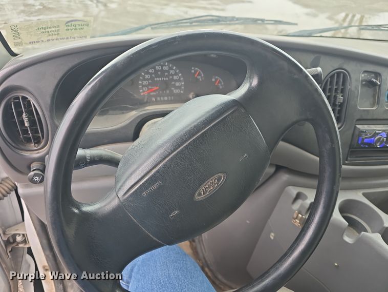 image for item DO7825 2001 Ford E450 Super Duty box truck