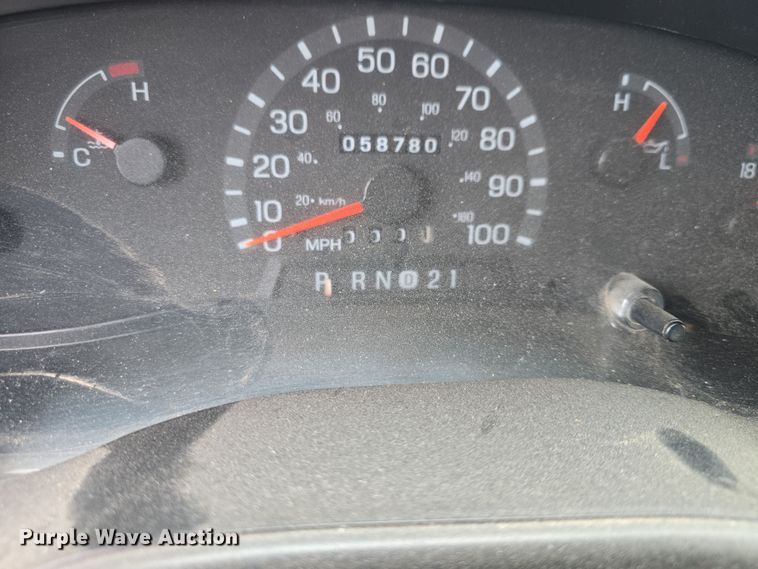 image for item DO7825 2001 Ford E450 Super Duty box truck