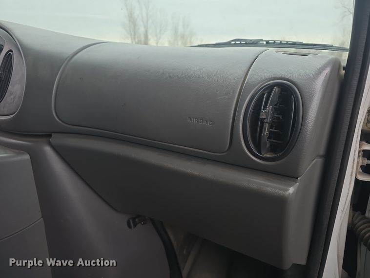 image for item DO7825 2001 Ford E450 Super Duty box truck