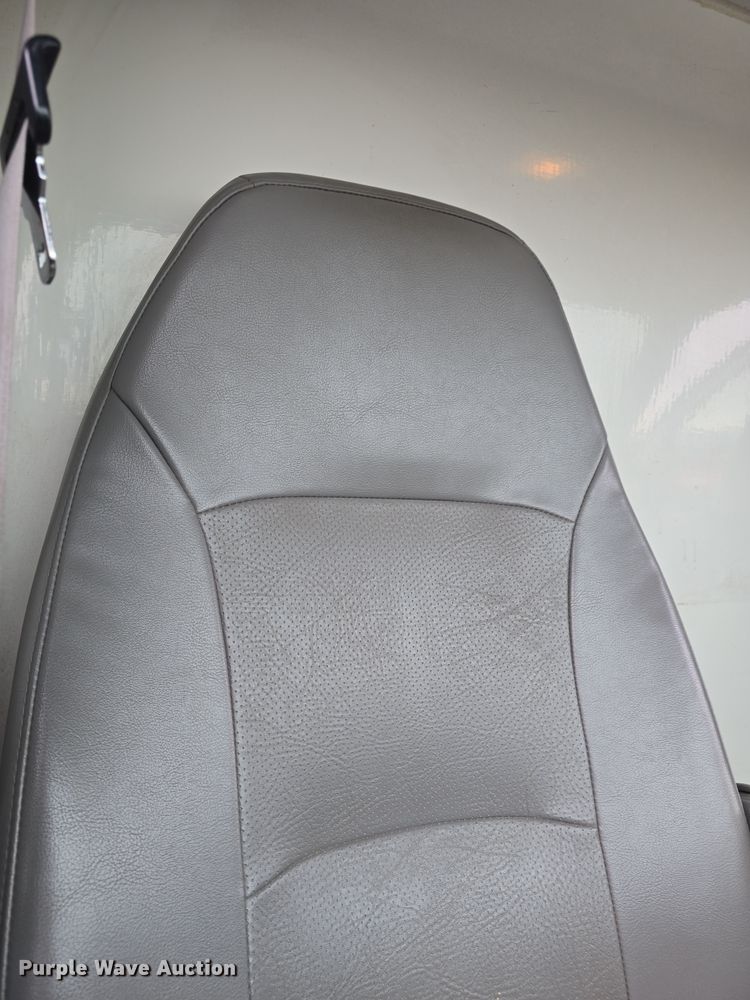 image for item DO7825 2001 Ford E450 Super Duty box truck