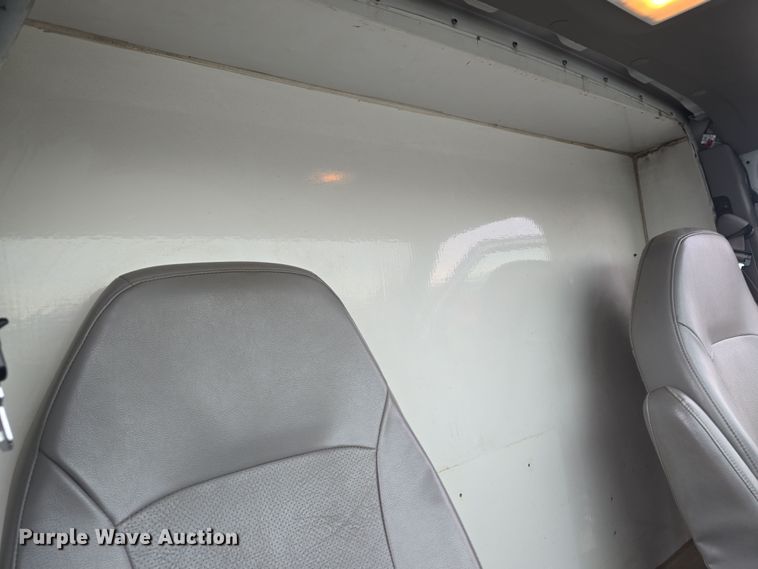 image for item DO7825 2001 Ford E450 Super Duty box truck