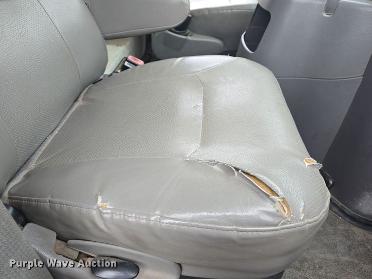 image for item DO7825 2001 Ford E450 Super Duty box truck