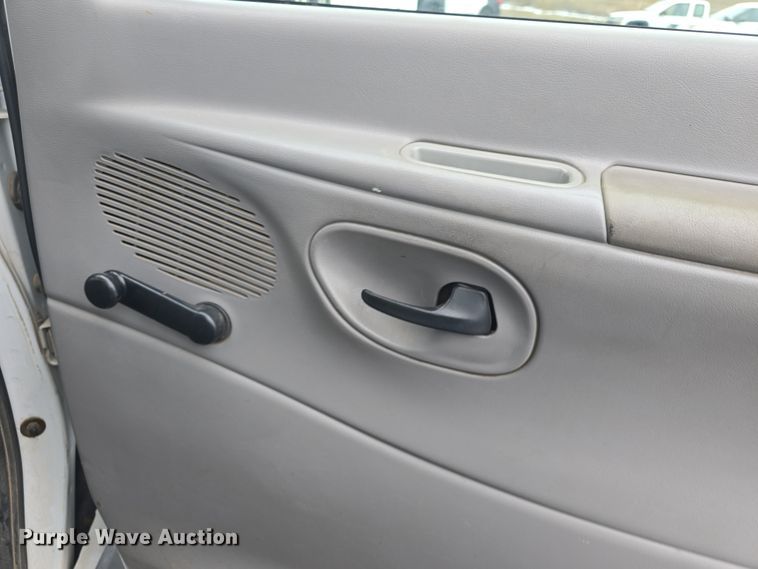 image for item DO7825 2001 Ford E450 Super Duty box truck