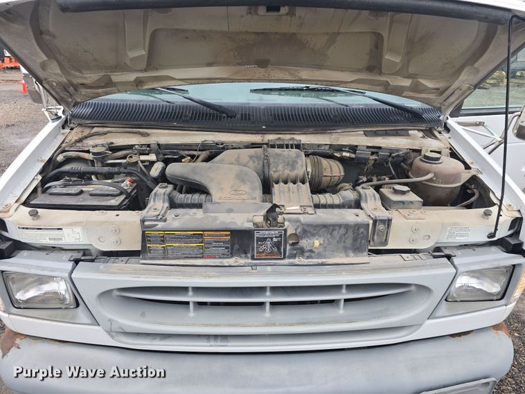 image for item DO7825 2001 Ford E450 Super Duty box truck