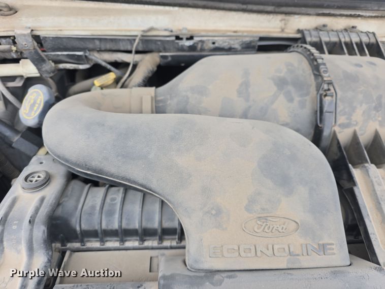 image for item DO7825 2001 Ford E450 Super Duty box truck