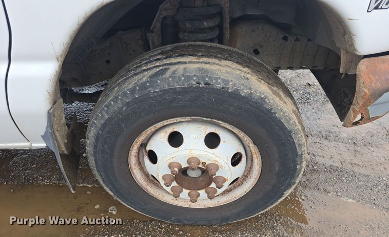 image for item DO7825 2001 Ford E450 Super Duty box truck