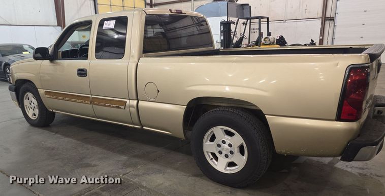 image for item DQ5167 2004 Chevrolet Silverado 1500 Ext. Cab pickup truck