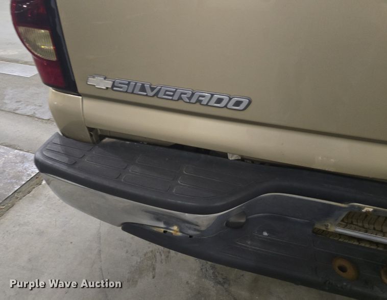 image for item DQ5167 2004 Chevrolet Silverado 1500 Ext. Cab pickup truck