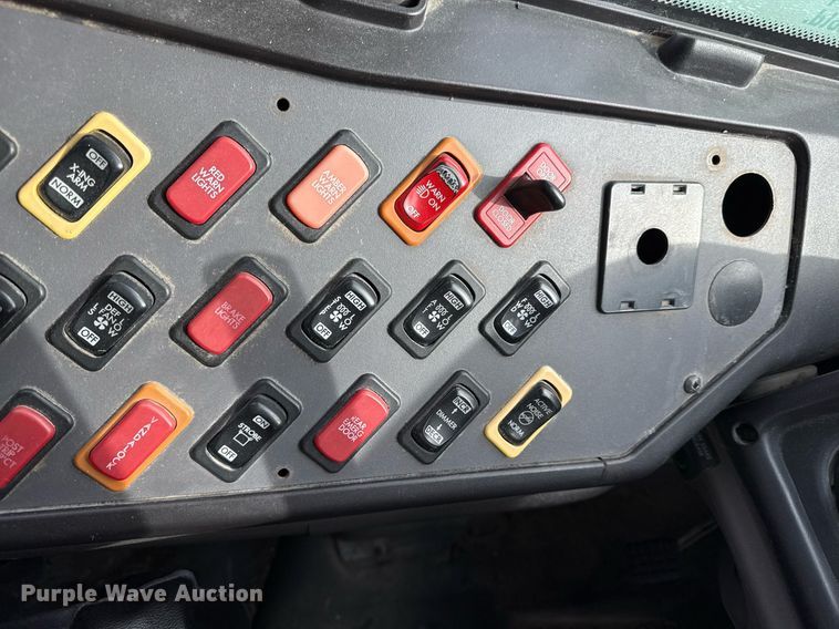 image for item DQ6685 2011 Thomas Built Saf-T-liner C2 school bus