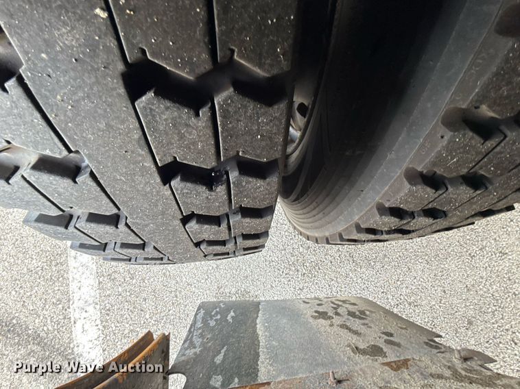 image for item DQ6685 2011 Thomas Built Saf-T-liner C2 school bus