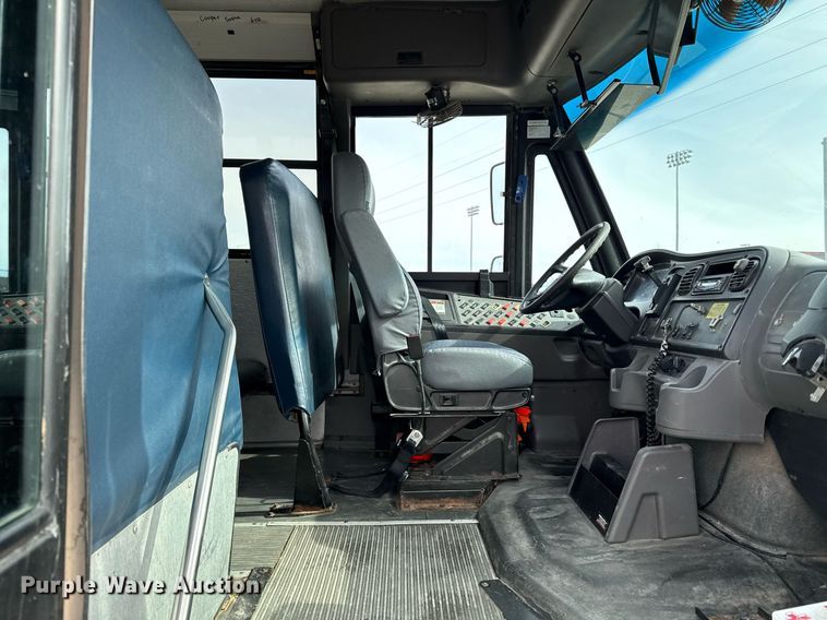 image for item DQ6686 2011 Thomas Built Saf-T-Liner C2 school bus