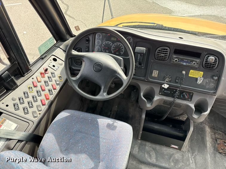 image for item DQ6686 2011 Thomas Built Saf-T-Liner C2 school bus