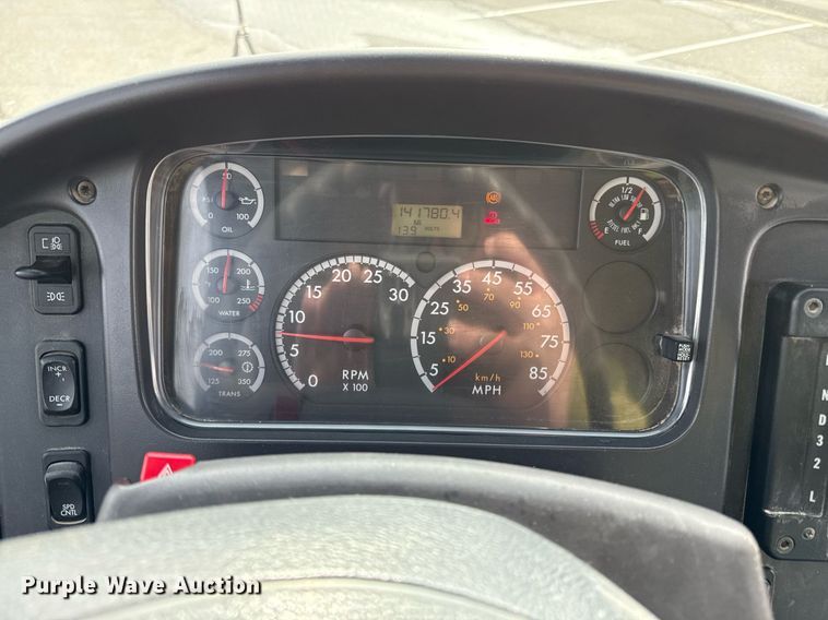 image for item DQ6686 2011 Thomas Built Saf-T-Liner C2 school bus