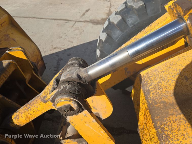 image for item DT7052 1981 John Deere 444C wheel loader