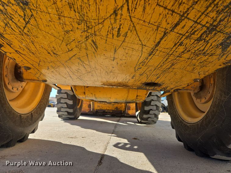 image for item DT7052 1981 John Deere 444C wheel loader