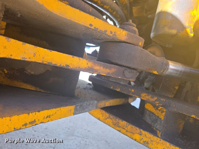 image for item DT7052 1981 John Deere 444C wheel loader