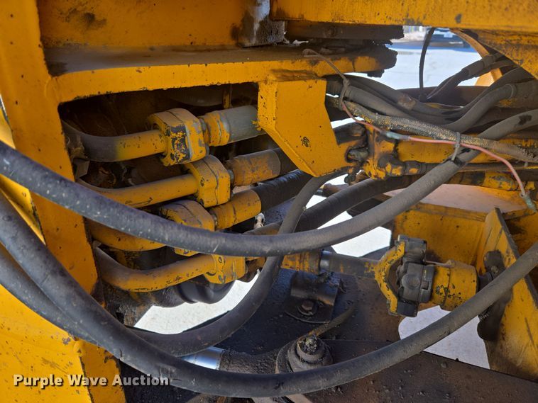 image for item DT7052 1981 John Deere 444C wheel loader